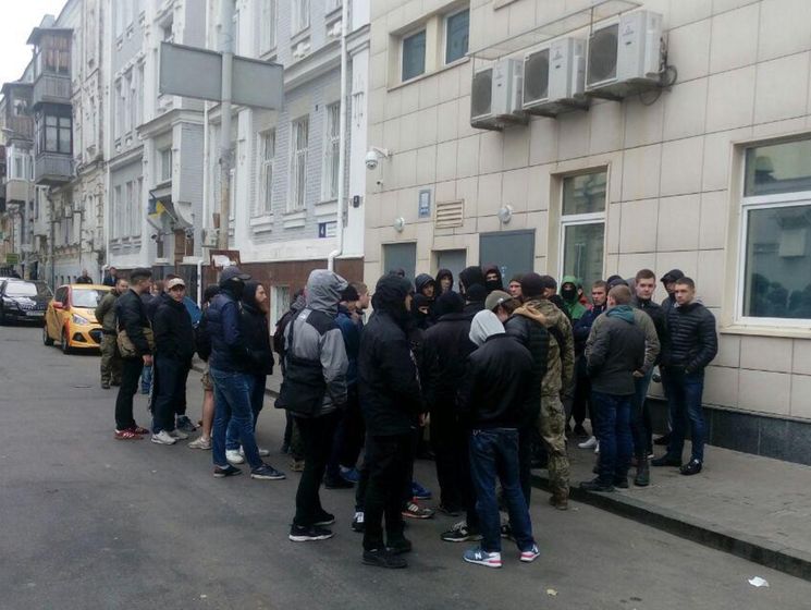 Под Печерским судом подрались активисты организаций С14 и "Майдан"