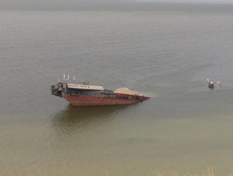 В Херсонской области затонула баржа с нефтепродуктами