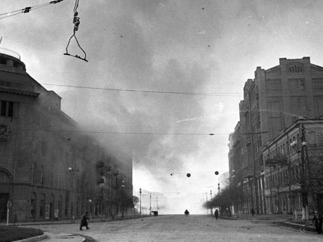 Киевлянка Хорошунова в дневнике 1943 года: Если пушки стреляют &ndash; значит, большевики движутся к Киеву, молчат &ndash; значит, наши не приближаются