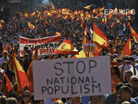 ﻿У Барселоні тисячі каталонців вийшли на демонстрацію проти незалежності регіону. Фоторепортаж