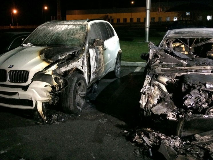 В Харькове на стоянке автосалона подожгли автомобили BMW