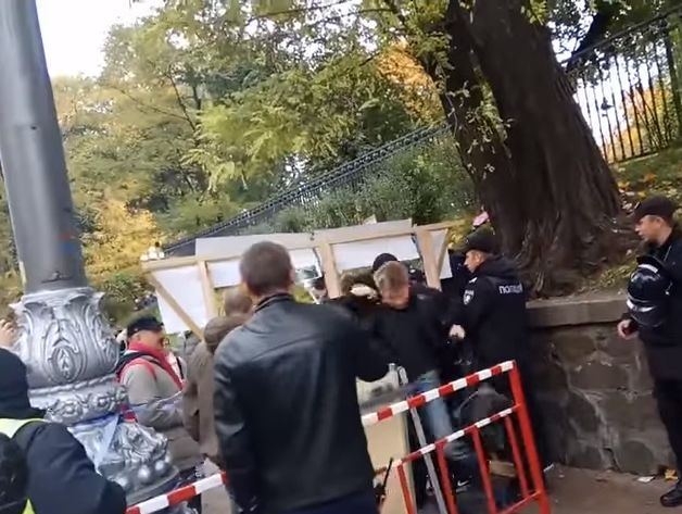 Протестующие напали на нардепа Гончаренко. Видео