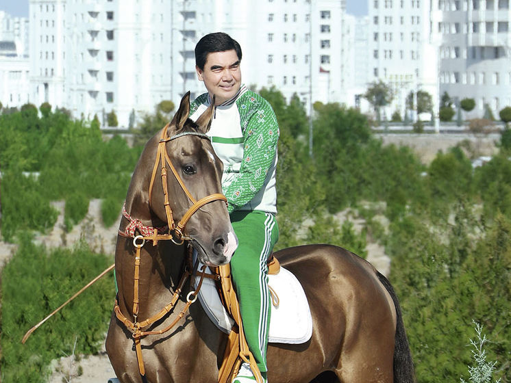 Президент Туркменистана на лошади проинспектировал строительство в Ашхабаде. Видео