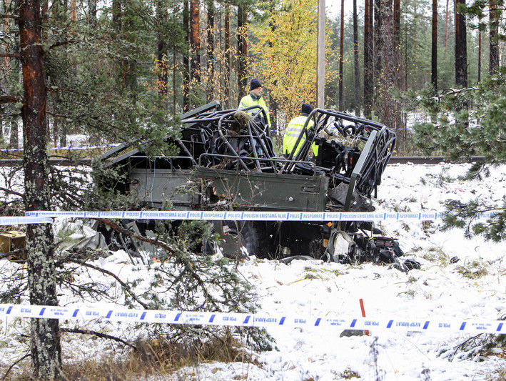 В Финляндии поезд врезался в военный автомобиль, четверо погибших