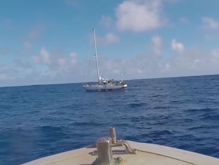 Военные спасли американок, пять месяцев дрейфовавших на яхте в Тихом океане. Видео