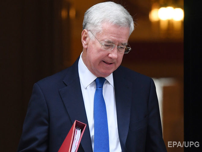 Министр обороны Великобритании Фэллон подал в отставку после обвинений в сексуальном домогательстве