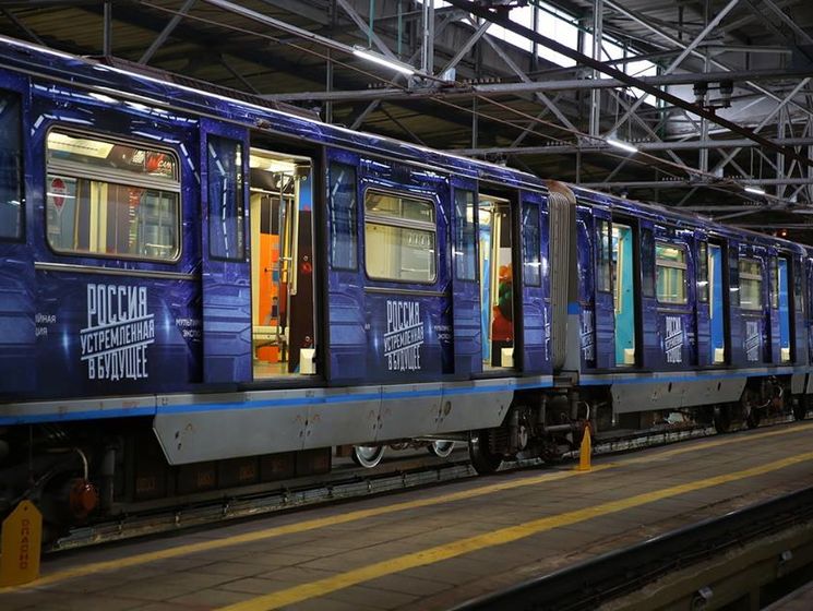 Шендерович: Поезд "Россия, устремленная в будущее" запустили по кольцевой линии метро в Москве. Замучаешься это перешучивать
