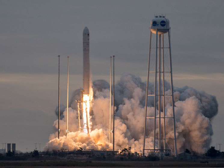 В США запустили ракету-носитель "Антарес", построенную при участии украинских специалистов