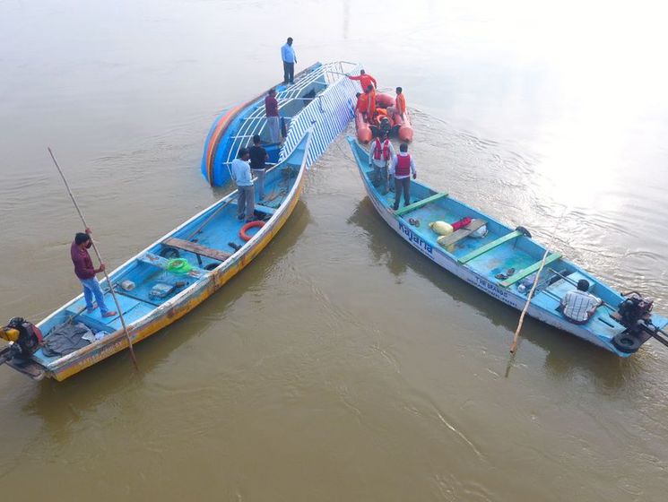 ﻿В Індії перекинувся човен із туристами, загинуло 19 осіб
