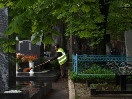 В Днепре запретили устанавливать столы и ограждения на кладбищах