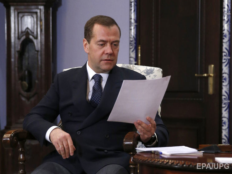 Медведев посоветовал россиянам хранить сбережения в рублях