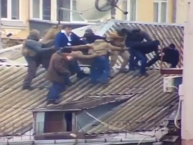 ﻿Правоохоронці вивели Саакашвілі з даху, оточивши його кільцем. Відео