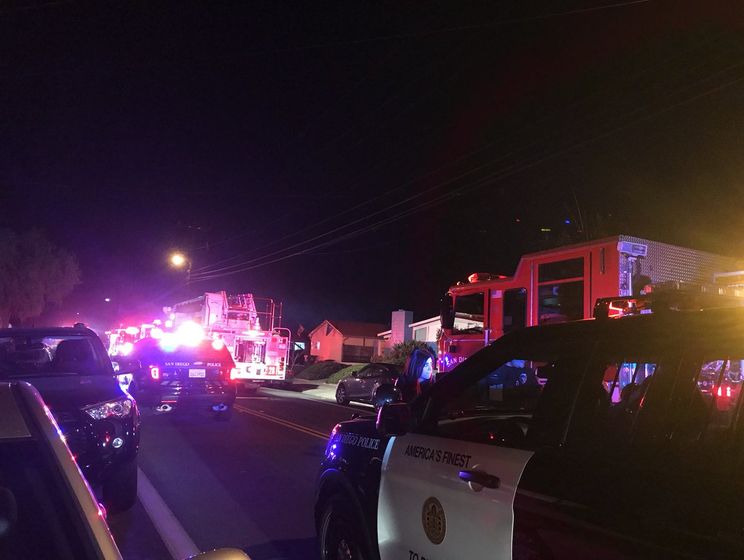 В американском Сан-Диего самолет врезался в жилой дом, двое погибших