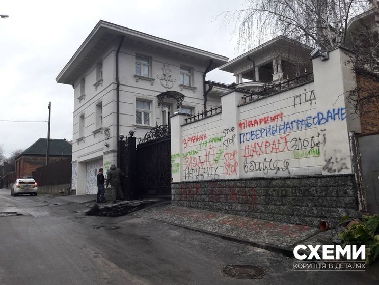 Активисты сожгли шины под домом Ставицкого в Киеве