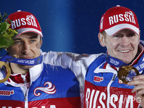 У Алексея Воеводы (слева) и Александра Зубкова забрали золотые медали Олимпиады в Сочи