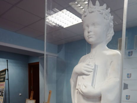 В Вышгороде появилась скульптура Анны Ярославны. Фоторепортаж