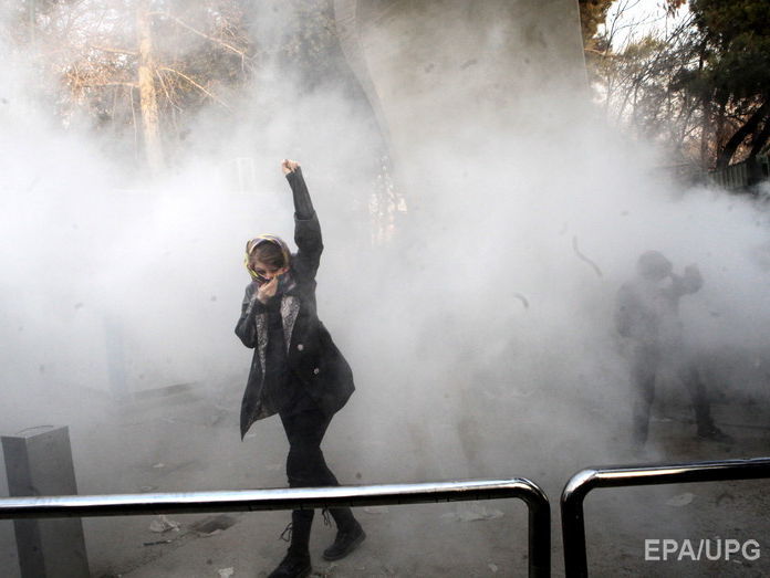 В Иране протесты распространились на столицу страны. Сообщают о двух убитых митингующих
