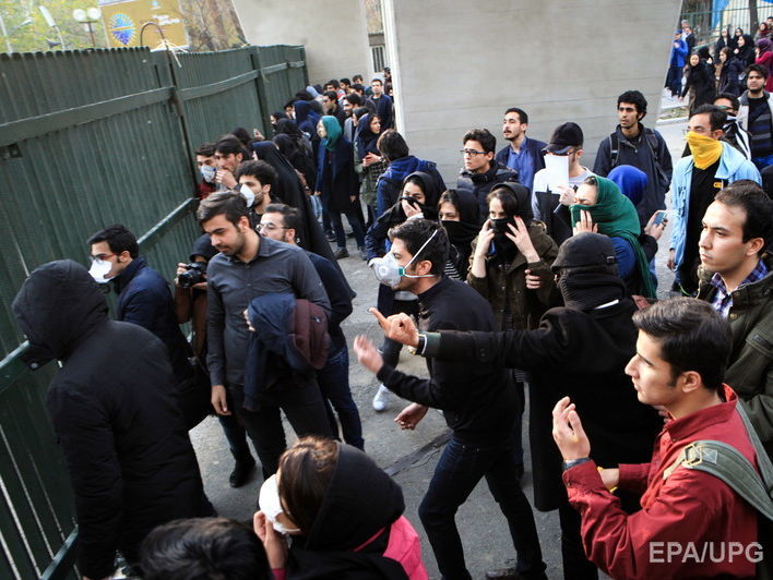 В иранском городе Керманшахе протестующие бросали камни в полицию. Видео