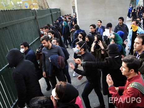 В Тегеране протестующие пытались штурмовать государственные здания