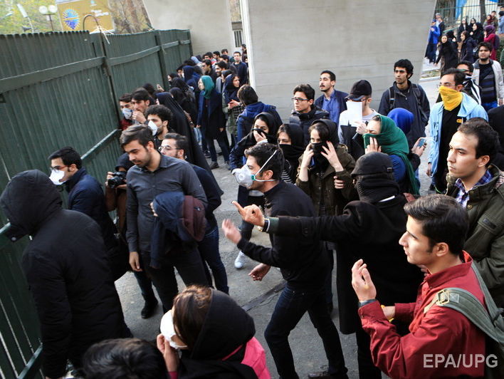 Учасники акцій протесту в Ірані кричать "Смерть диктатору!" і знищують портрети керівників країни. Відео