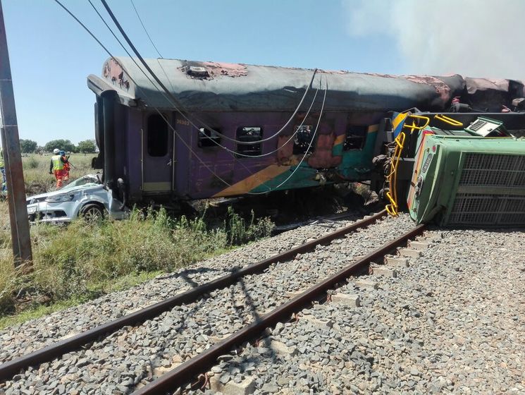 В ЮАР поезд сошел с рельсов и загорелся, известно о 14 погибших