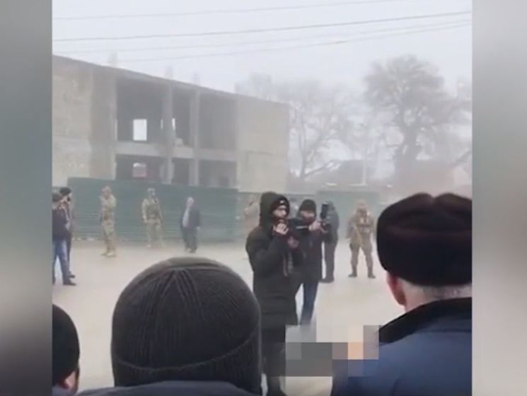 Тіло застреленого вбивці чеченського поліцейського викинули на площі в селі – ЗМІ