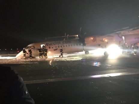 В аеропорту Варшави пасажирський літак здійснив приземлення без переднього шасі