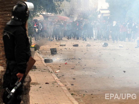 В Тунисе из-за роста безработицы и цен вспыхнули беспорядки. Фоторепортаж