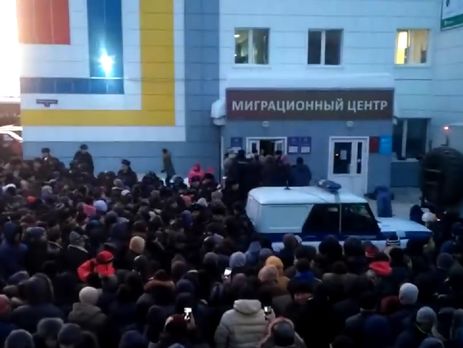 В Томске дубинками и электрошокерами разогнали иностранцев, желающих получить разрешение на проживание в РФ