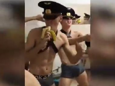 "Эти люди не найдут себе место в гражданской авиации". Российские курсанты сняли эротическую пародию на клип Satisfaction. Видео