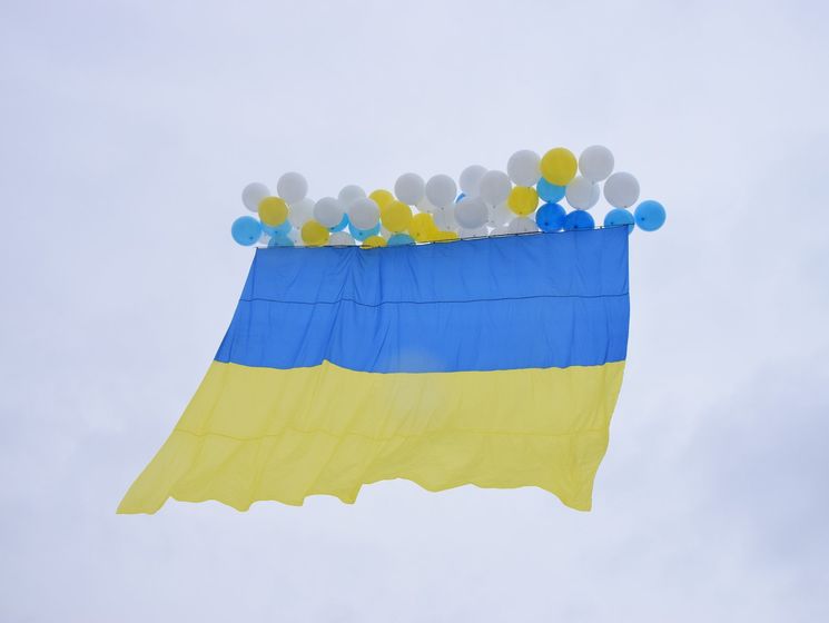На честь Дня соборності України в бік окупованого Луганська запустили гігантський український прапор