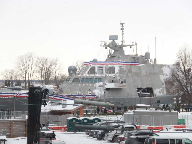 Новый корабль ВМС США застрял во льду в Монреале