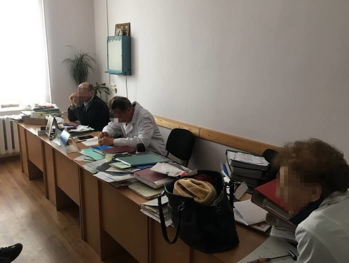 У Львові СБУ затримала чиновників медкомісії, які вимагали хабар від місцевого жителя за визнання його інвалідності