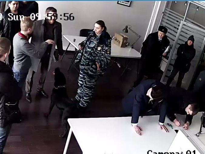 Полицейские выпилили болгаркой дверь в студию "Навальный LIVE", где шел прямой эфир