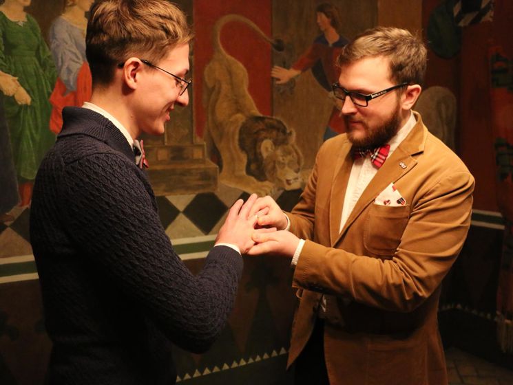 Рассказавшие о признании их брака геи покинули Россию из-за угроз