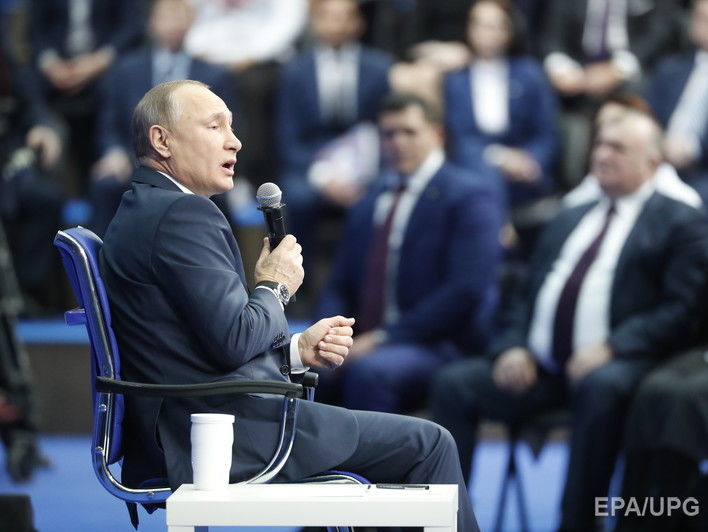 "Прикро, слухай". Путін прокоментував відсутність свого прізвища у "кремлівській доповіді". Відео