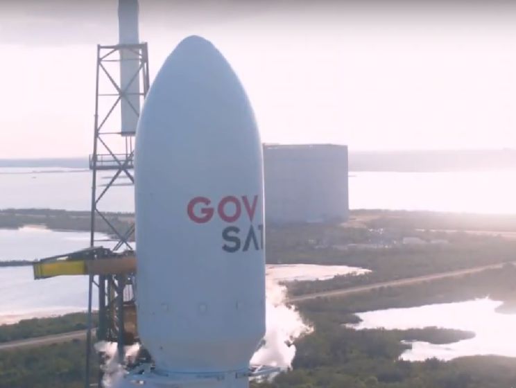 Компания SpaceX успешно запустила ракету Falcon 9 с военным спутником. Видео