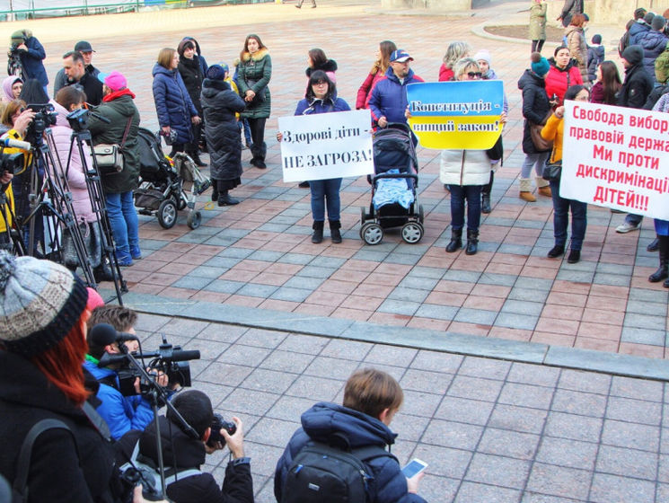 В Одессе родители протестовали против недопуска в школы их не привитых от кори детей