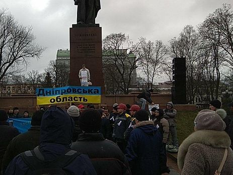 Учасники акції збираються біля пам'ятника Шевченку