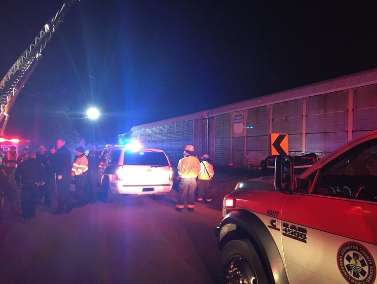 В США пассажирский поезд столкнулся с грузовым, два человека погибло, 70 пострадало