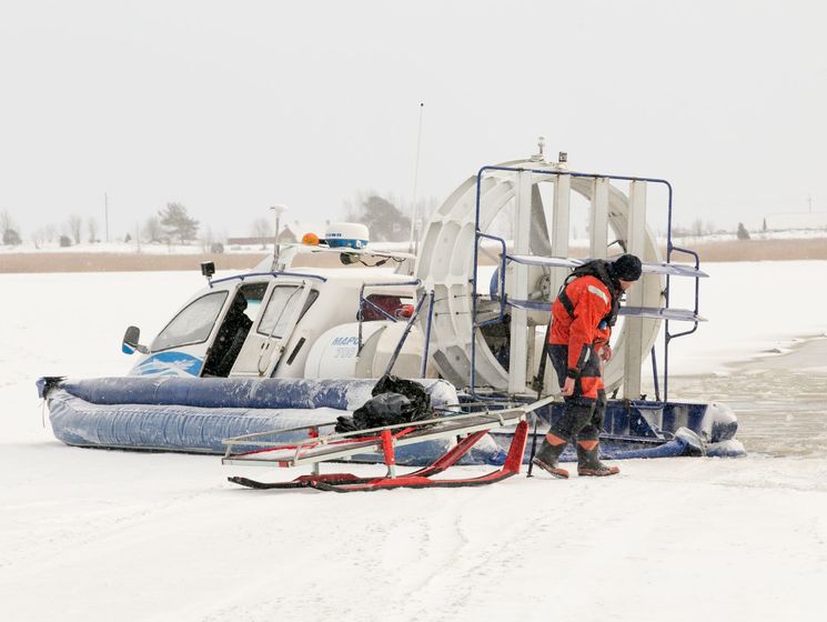 В Эстонии под лед провалился микроавтобус с туристами. Спастись удалось лишь двоим