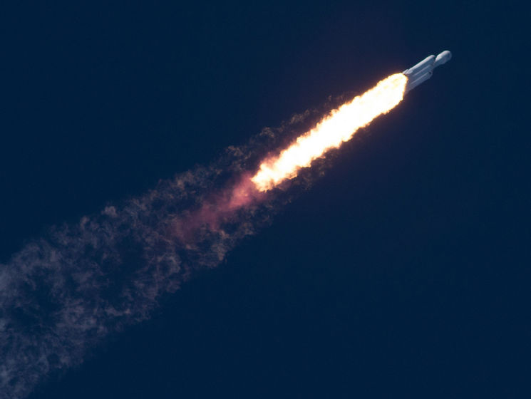 Центральный ускоритель Falcon Heavy не удалось приземлить на плавучую платформу