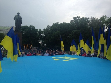 В Киеве развернули самый большой в Украине крымскотатарский флаг. Фотогалерея