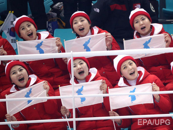 Команда Північної Кореї приїхала на Олімпіаду з групою чирлідерів. Відео
