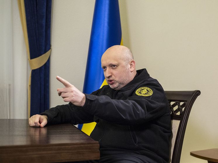 Турчинов заявив про небезпечну для України концентрацію російських військ у Криму