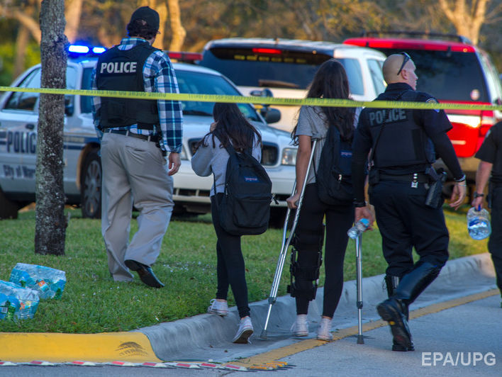 В результате стрельбы в школе во Флориде 16 человек убиты