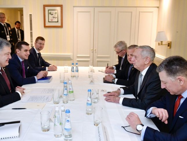 Порошенко обсудил с Мэттисом и Волкером введение на Донбасс миротворцев ООН и важность санкций против РФ