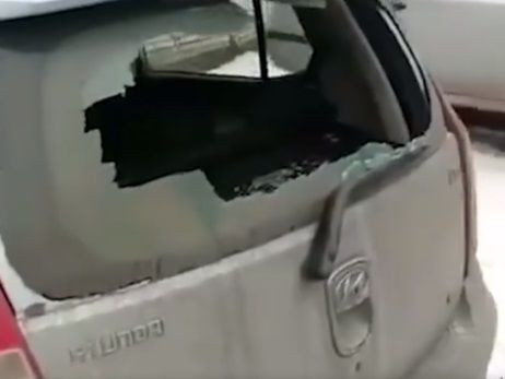 Одесита, який трощив сокирою машини біля Солом'янського райсуду Києва, відпустили під домашній арешт