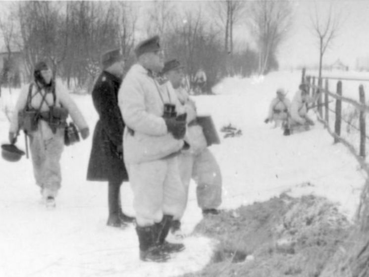 Киевлянка Хорошунова в дневнике 1944 года: Оторванные от своих, не имея известий даже из Каменца, мы не оставляли попыток найти связь со своими людьми