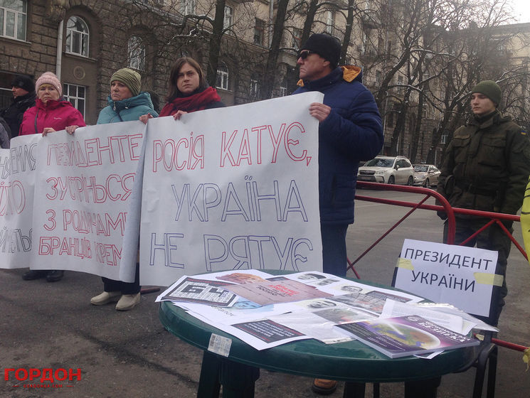"Мы не знаем, что писать детям в тюрьму". Родные украинских политзаключенных Кремля требуют встречи с президентом Порошенко